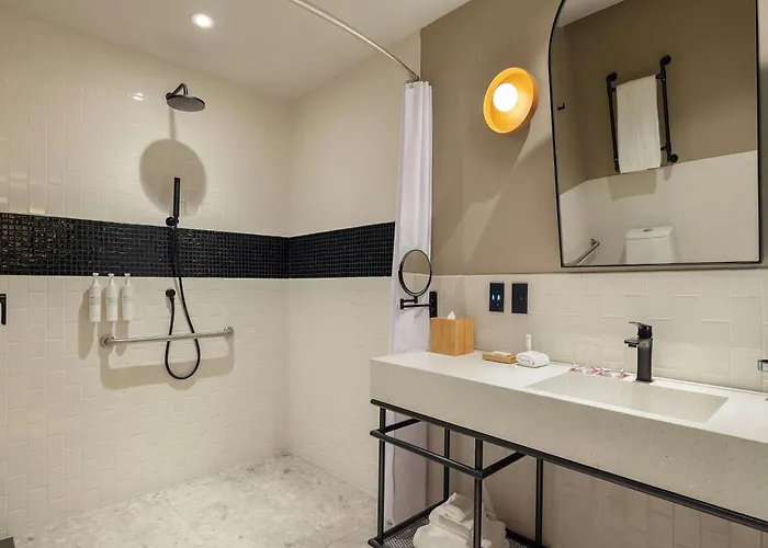 Moxy 4*
