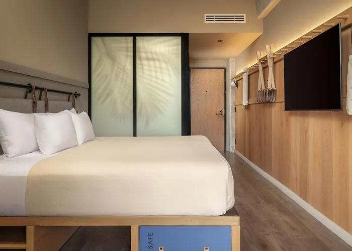 Moxy 4*