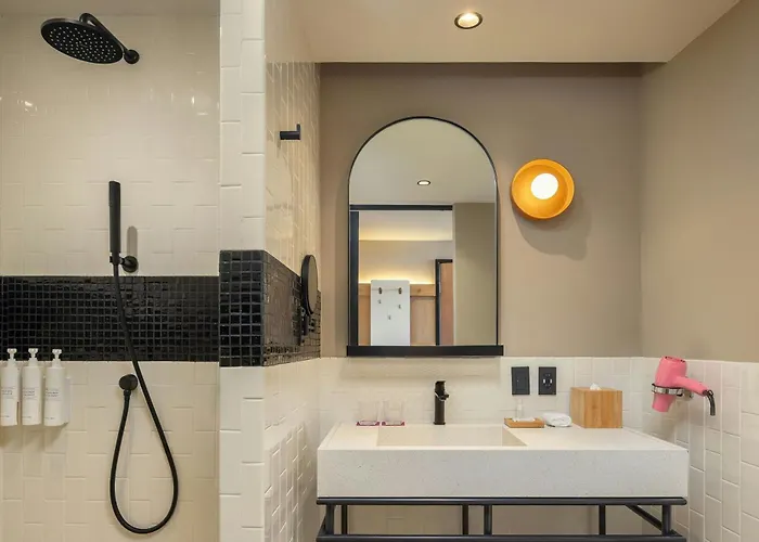 Moxy 4*